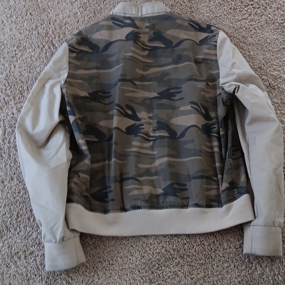 Member only Jacket Normal Wear and tear it camouflage? - Picture 2 of 2